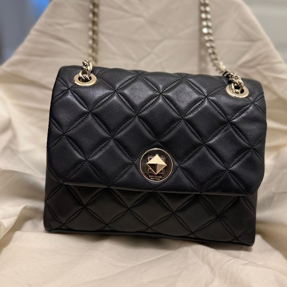 Elegant Black Quilted Chain Shoulder Bag - Picture 2 of 7